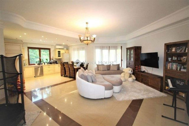 Eladó családi ház, Mogyoródon 310 M Ft, 9 szobás