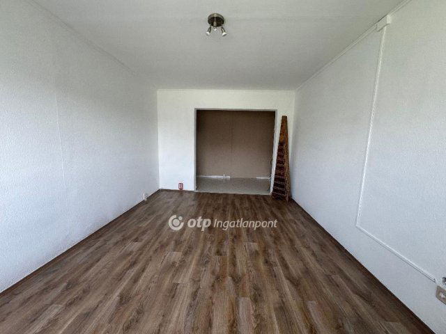 Eladó panellakás, Tatabányán 40 M Ft, 3 szobás
