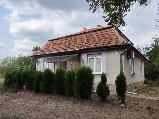 Eladó családi ház, Dánszentmiklóson 68.5 M Ft, 3 szobás