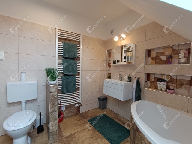 Eladó téglalakás, Sopronban 85 M Ft, 4 szobás