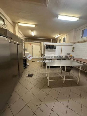 Eladó családi ház, Pécsett 250 M Ft, 4 szobás