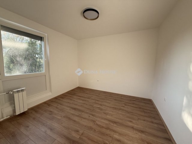 Eladó panellakás, Pécsett 64.9 M Ft, 3 szobás