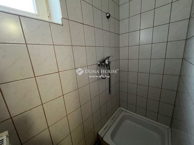 Eladó üzlethelyiség, Szentlászlón 75 M Ft