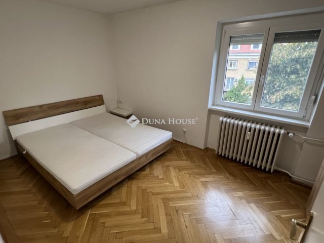 Eladó téglalakás, Dunaújvárosban, István utcában 29.9 M Ft