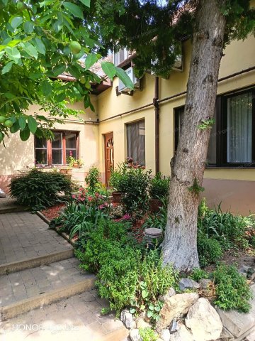 Eladó családi ház, Kecskeméten 125 M Ft, 7+1 szobás