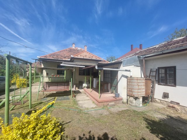 Eladó családi ház, Esztergomban 42.5 M Ft, 2 szobás