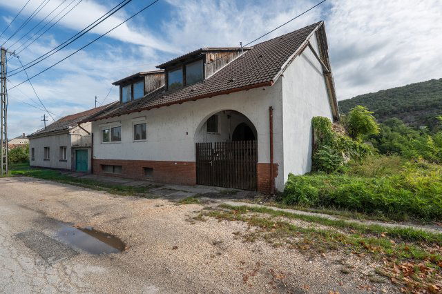 Eladó családi ház, Tatabányán 71.999 M Ft, 10 szobás