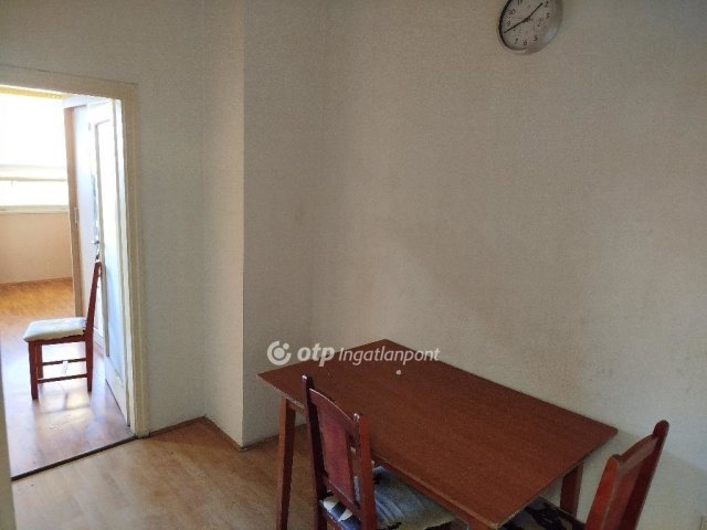 Eladó téglalakás, Pápán 26.6 M Ft, 1+1 szobás