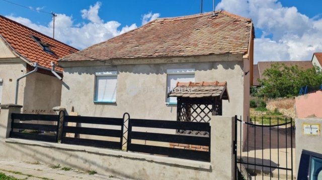 Eladó családi ház, Pécsett 49.9 M Ft, 2 szobás