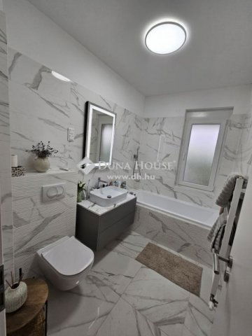 Eladó téglalakás, Pécsett 100 M Ft, 4 szobás