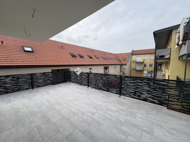 Eladó téglalakás, Pápán, Korona utcában 99 M Ft, 4 szobás