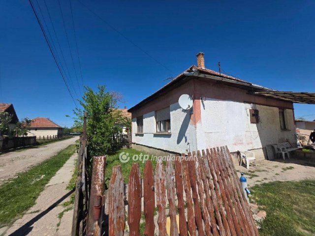 Eladó családi ház, Jászkisérén 7.5 M Ft, 1+2 szobás