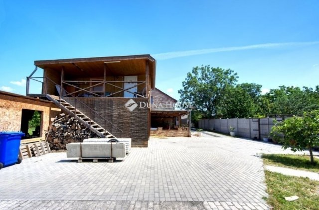 Eladó családi ház, Zsámbékon 179.9 M Ft, 5 szobás