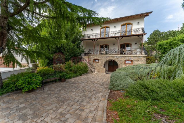 Eladó családi ház, Pécsett 319 M Ft, 6 szobás