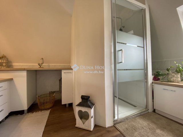 Eladó családi ház, Veszprémben 179 M Ft, 7 szobás