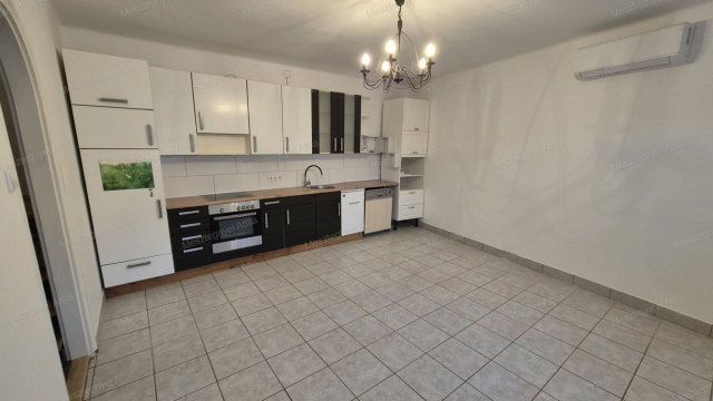 Eladó téglalakás, Sopronban 75.9 M Ft, 4 szobás