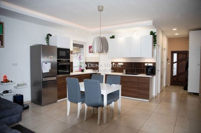 Eladó családi ház, Esztergomban 85 M Ft, 4 szobás