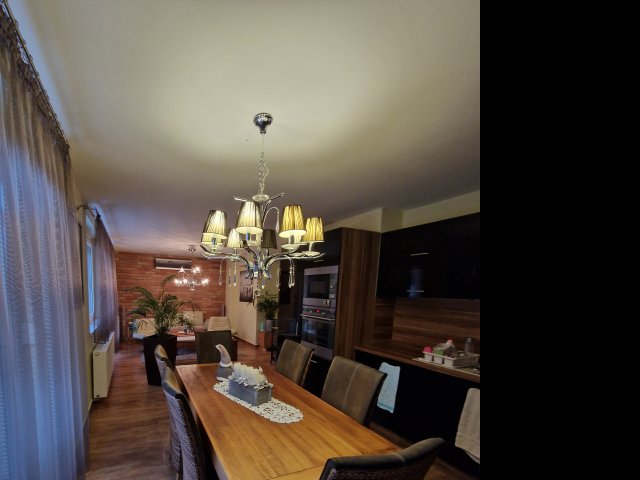 Eladó téglalakás, Szegeden 135 M Ft, 5 szobás