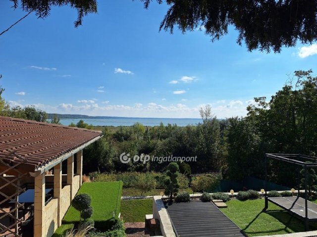 Eladó nyaraló, Balatonalmádiban 95 M Ft, 3 szobás