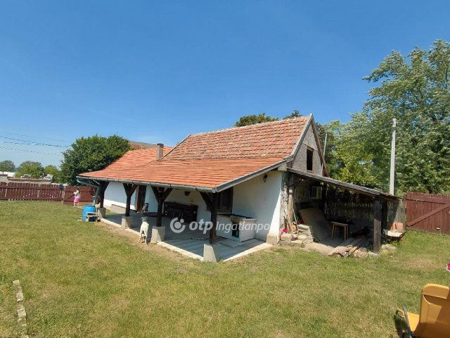 Eladó családi ház, Apcon 15.5 M Ft, 2 szobás