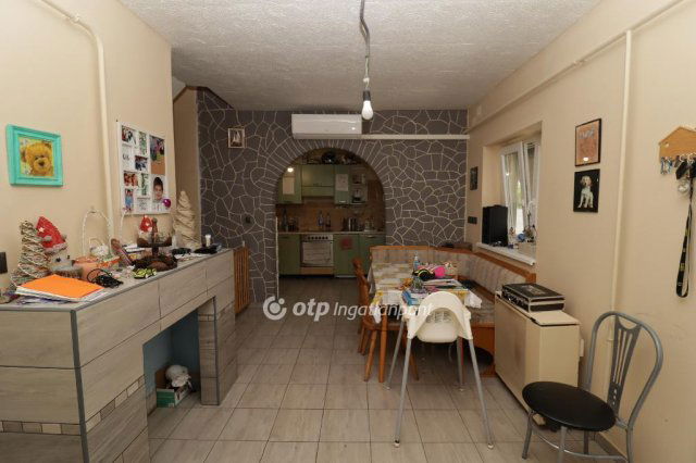 Eladó családi ház, Tasson 33 M Ft, 4 szobás