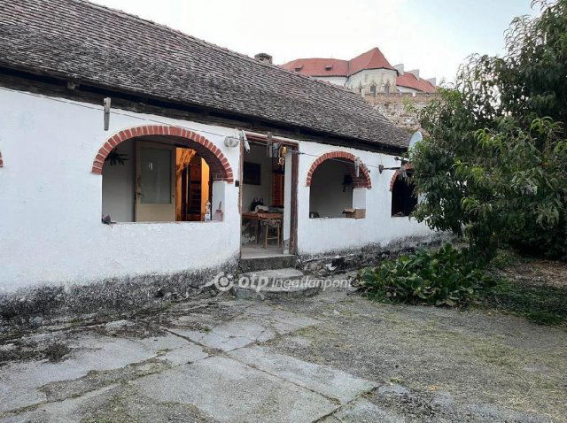Eladó családi ház, Siklóson 13.2 M Ft, 2 szobás
