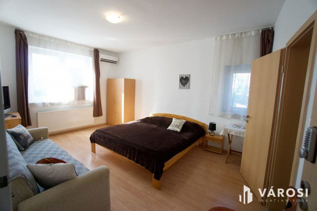 Eladó családi ház, Vecsésen 170 M Ft, 8 szobás