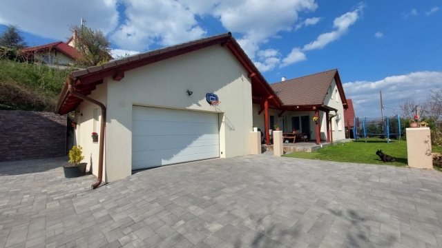 Eladó családi ház, Százhalombattán 182 M Ft, 5+1 szobás