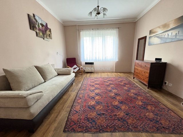 Kiadó téglalakás, albérlet, Pécsett 220 E Ft / hó, 3 szobás