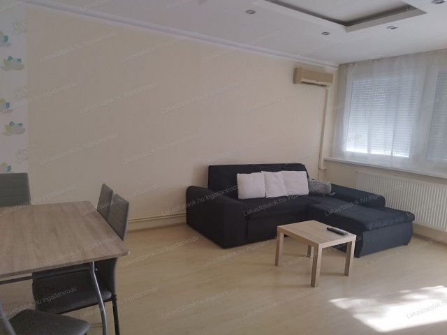 Eladó panellakás, Gyulán 33.75 M Ft, 2 szobás