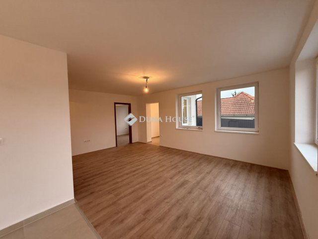 Eladó családi ház, Hosszúhetényen 84.9 M Ft, 5 szobás