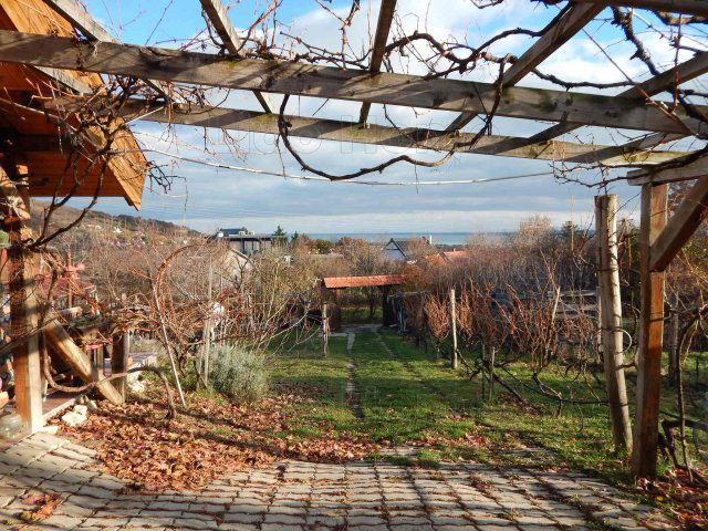 Eladó nyaraló, Balatonfüreden 107 M Ft, 2 szobás