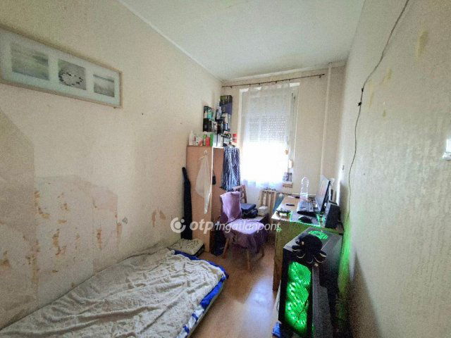 Eladó panellakás, Budapesten, III. kerületben 79.99 M Ft