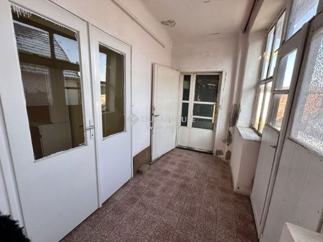 Eladó családi ház, Csávolyon 8 M Ft, 3 szobás