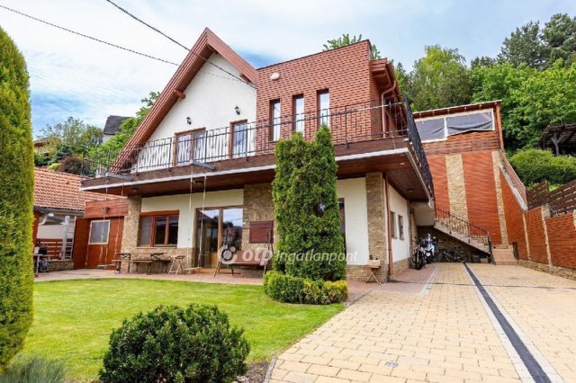 Eladó családi ház, Balatonalmádiban 219.9 M Ft, 6 szobás