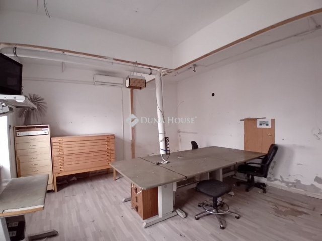 Kiadó ipari ingatlan, Győrött, Rozgonyi utcában 230 E Ft / hó