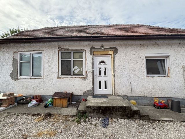 Eladó családi ház, Sárisápon 30 M Ft, 3 szobás