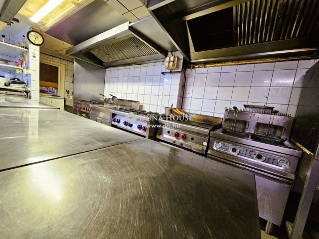 Eladó családi ház, Pilisvörösváron 199 M Ft, 13 szobás