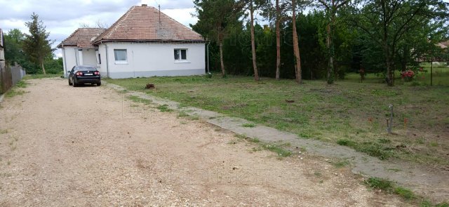 Eladó családi ház, Alapon 24.999 M Ft, 4 szobás