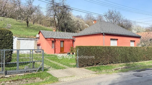 Eladó családi ház, Pécsett 91 M Ft, 3 szobás