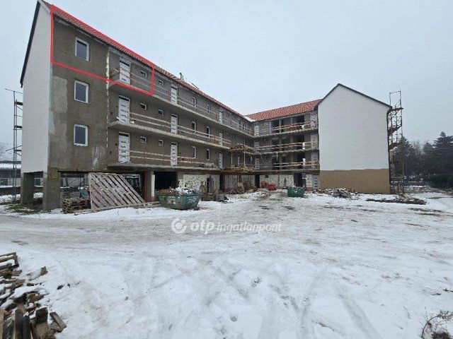 Eladó téglalakás, Pápán 37.5 M Ft, 1+1 szobás