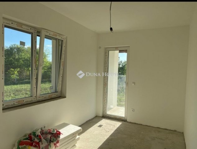 Eladó családi ház, Besnyőn 103 M Ft, 6 szobás