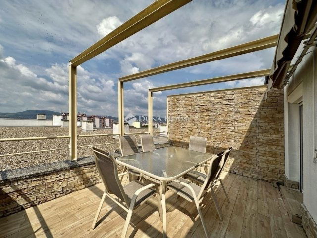 Eladó téglalakás, Pécsett 125 M Ft, 3 szobás