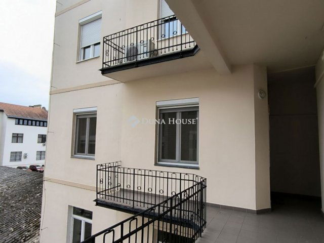 Eladó téglalakás, Győrött 63 M Ft, 2 szobás