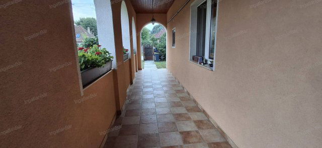 Eladó családi ház, Nyíregyházán 95 M Ft, 7 szobás