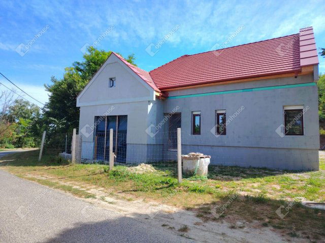 Eladó családi ház, Vértesacsán 135 M Ft, 8 szobás