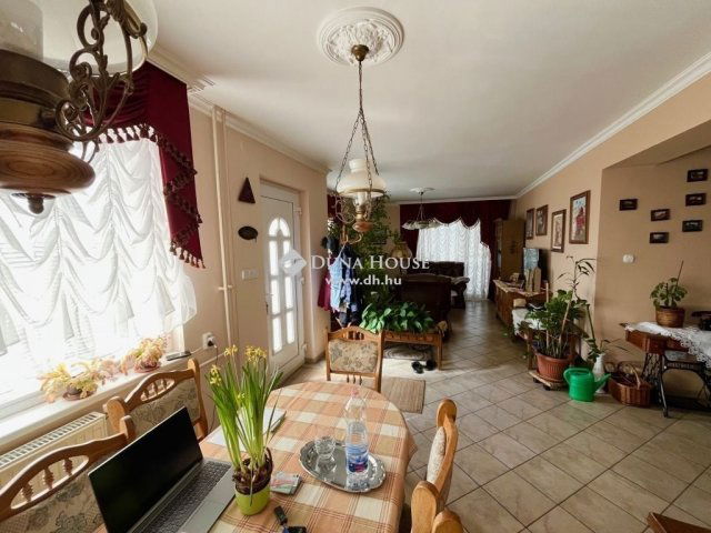 Eladó családi ház, Dunaújvárosban 89.9 M Ft, 5 szobás