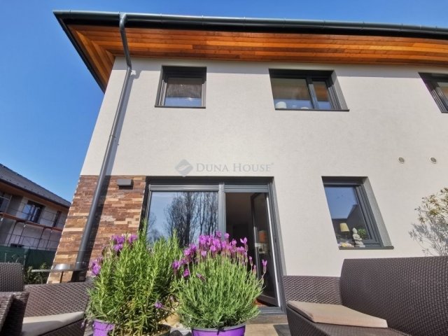 Eladó téglalakás, Telkin 147.9 M Ft, 4 szobás