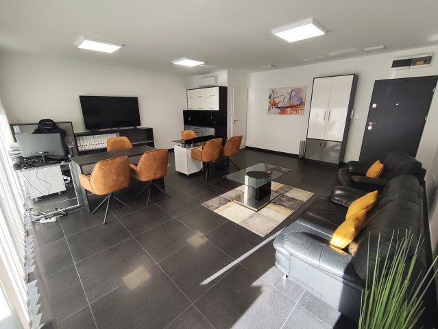 Eladó üzlethelyiség, Komáromban 45 M Ft, 1 szobás