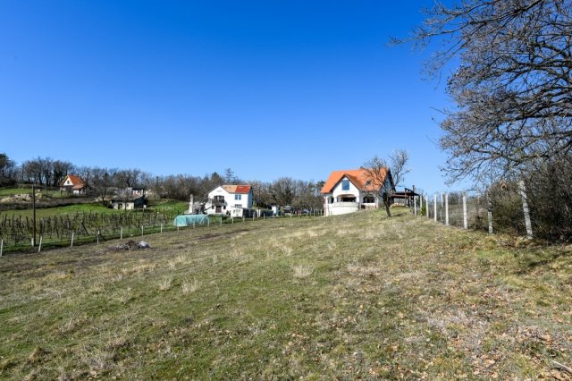 Eladó családi ház, Balatonalmádiban 179.9 M Ft, 2+1 szobás